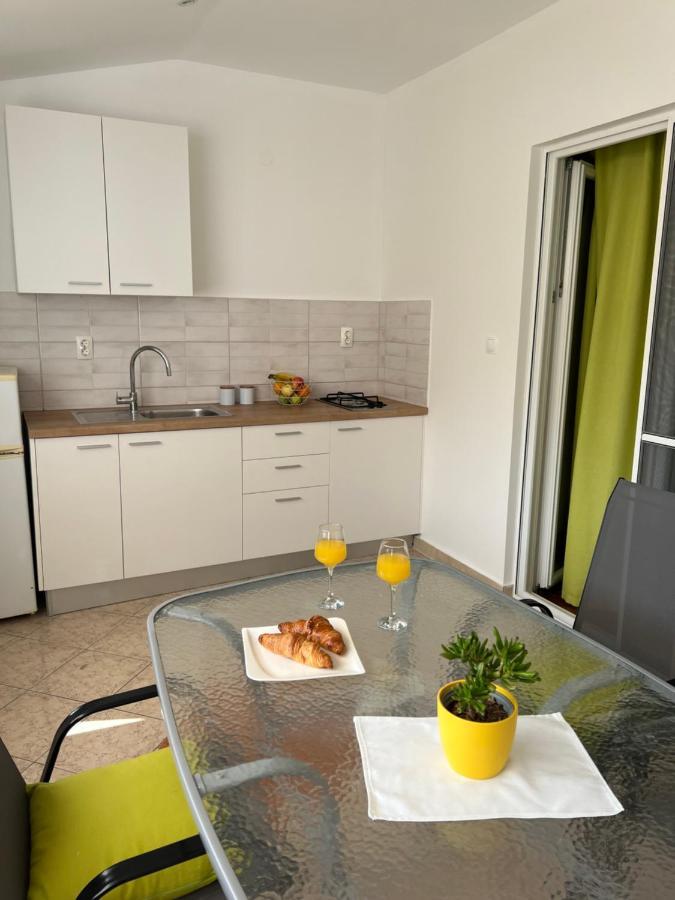 Apartments Xenia Pakostane Bagian luar foto